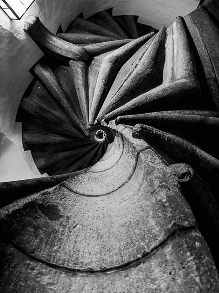 Ansicht der Doppelwendeltreppe in Schwarzweiß, die spiralförmig nach unten führt. | © Graz Tourismus - Nicolas Galani