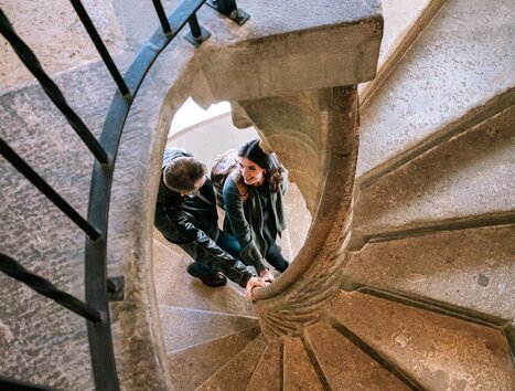 Zwei Personen steigen die berühmte Doppelwendeltreppe hinauf. | © Graz Tourismus