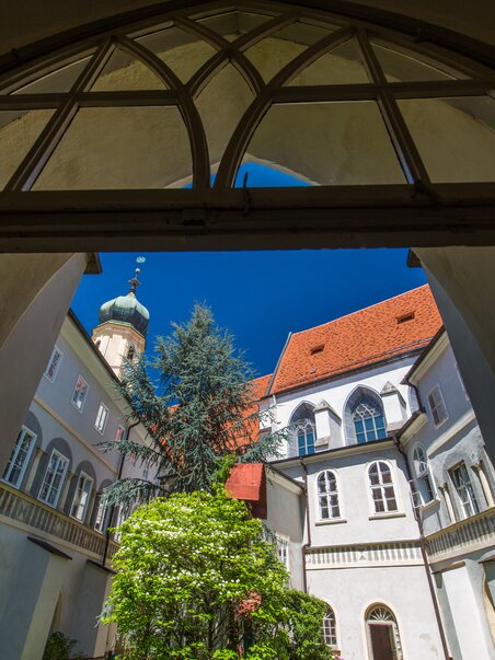 Vista del Chiostro di San Francesco a Graz sotto un cielo sereno. | © Graz Tourismus - Harry Schiffer