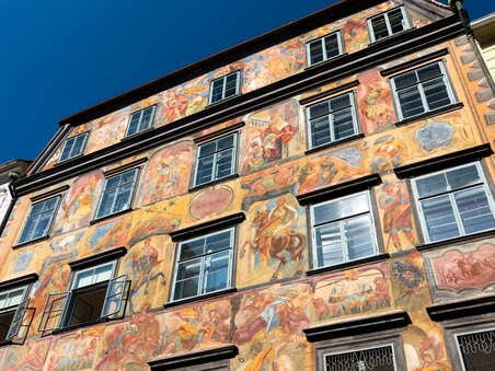 Facade of the Painted house in Graz with colorful frescoes. | © Graz Tourismus - Harry Schiffer