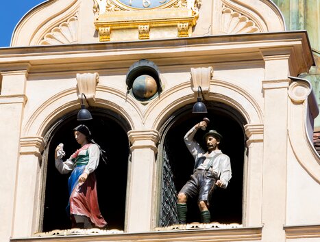 Figuren in den Fenstern des Glockenspiels in Graz. | © Graz Tourismus - Harry Schiffer