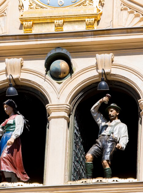 Figuren in den Fenstern des Glockenspiels in Graz. | © Graz Tourismus - Harry Schiffer