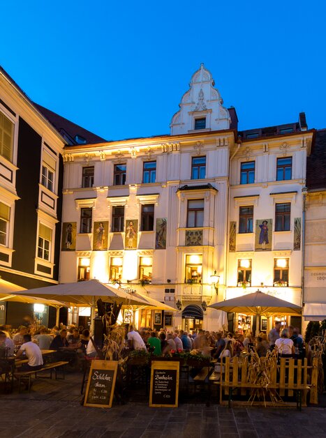 Lively Glockenspielplatz with restaurants and an illuminated carillon. | © Graz Tourismus - Harry Schiffer