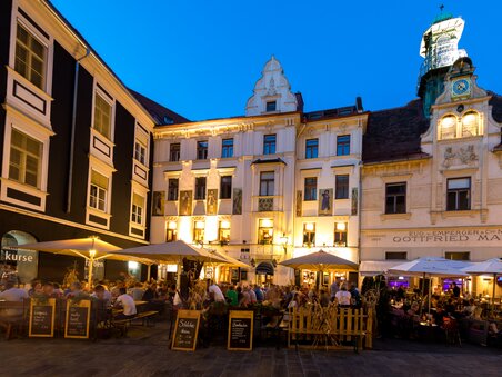 Lively Glockenspielplatz with restaurants and an illuminated carillon. | © Graz Tourismus - Harry Schiffer
