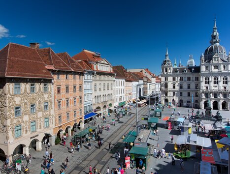 View of the main square in Graz with market stalls and historic buildings. | © Graz Tourismus - Harry Schiffer