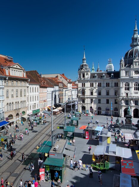 Blick auf den Hauptplatz in Graz mit Marktständen und historischen Gebäuden. | © Graz Tourismus - Harry Schiffer
