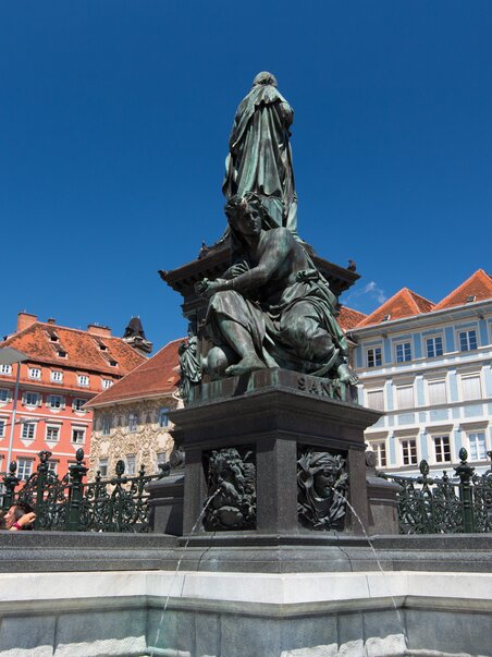 Fontana con statue nella piazza principale a Graz. | © Graz Tourismus - Harry Schiffer