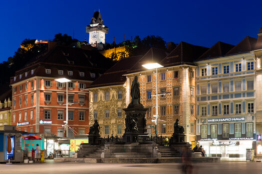 Beleuchteter Hauptplatz in Graz mit Grazer Uhrturm im Hintergrund. | © Graz Tourismus - Harry Schiffer