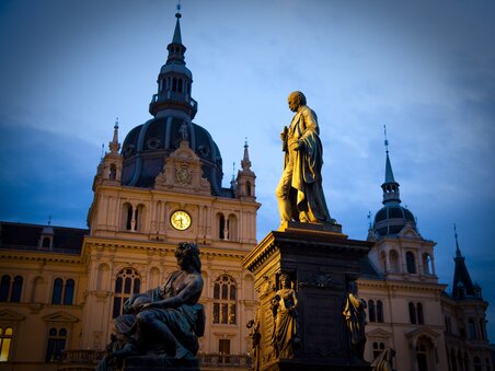 Vista serale del municipio di Hauptplatz a Graz con statua. | © Graz Tourismus - Werner Krug