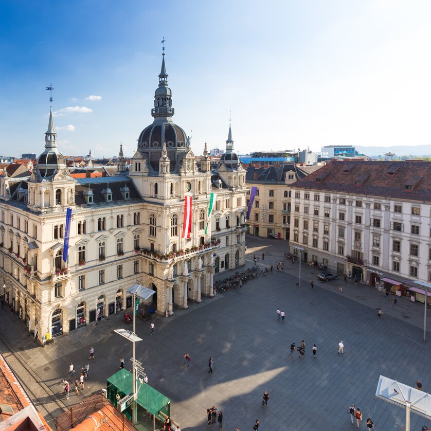 Blick auf das Rathaus am Hauptplatz in Graz mit blauen Himmel. | © testtilein ------