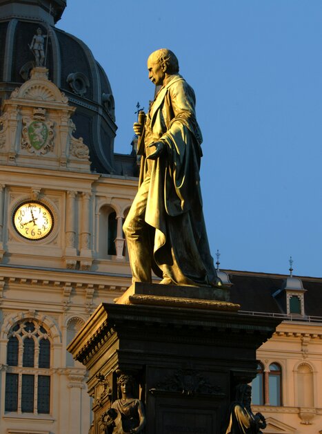 Statue in front of the town hall in Graz. | © Graz Tourismus - Harry Schiffer