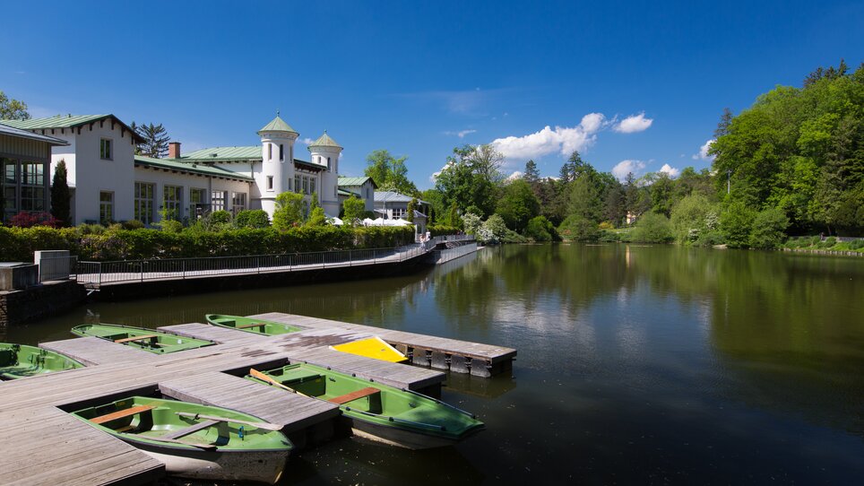 Beautiful view of Hilmteich in Graz with boat dock and lush greenery. | © Graz Tourismus - Harry Schiffer