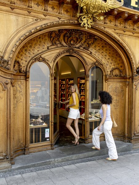 Two women in front of the Edegger-Tax bakery in Graz. | © Graz Tourismus - Tom Lamm