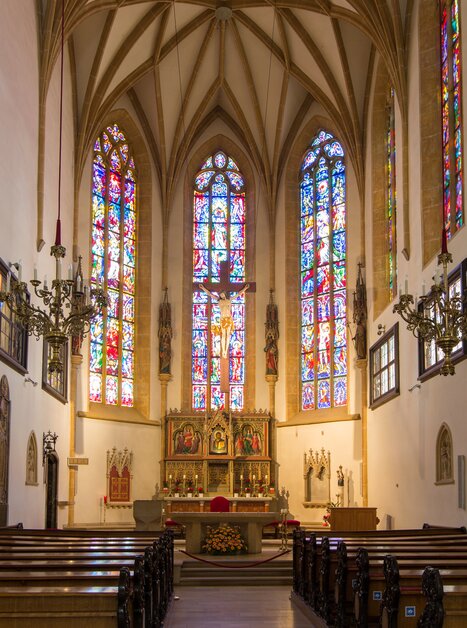 Eine Kirche mit beeindruckenden Buntglasfenstern und einer geschmackvollen Altaransicht. | © Graz Tourismus - Harry Schiffer