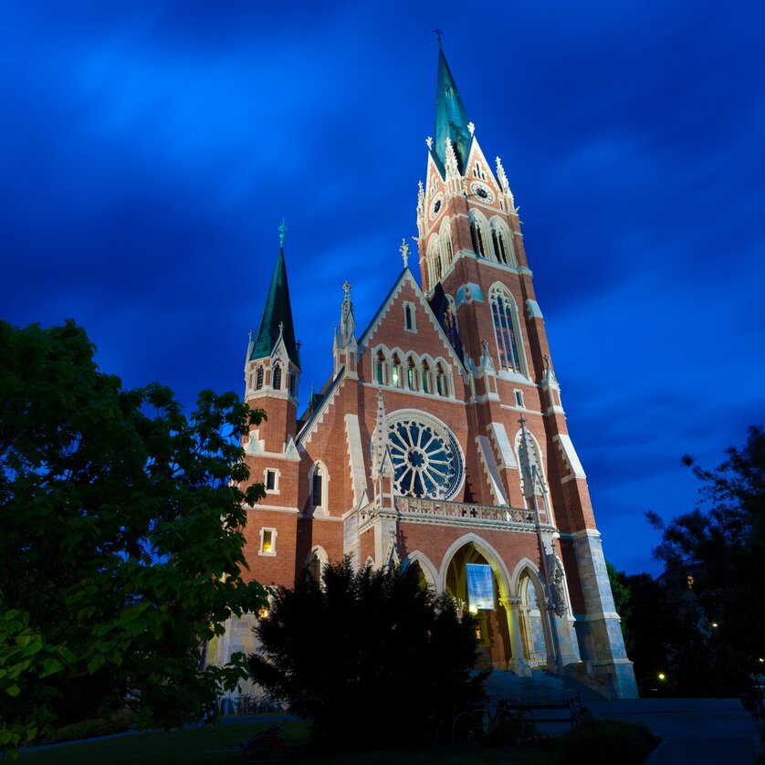 Herz-Jesu-Kirche | © Graz Tourismus - Harry Schiffer die Herz-Jesu-Kirche aus dem 19. Jahrhundert ist mit roten Backsteinen im gotischen Stil gebaut | © Graz Tourismus - Harry Schiffer
