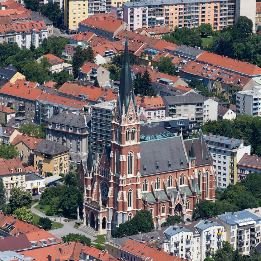 Herz-Jesu-Kirche | © Graz Tourismus - Harry Schiffer Luftaufnahme der Herz-Jesu-Kirche in Graz, umgeben von Wohngebäuden | © Graz Tourismus - Harry Schiffer