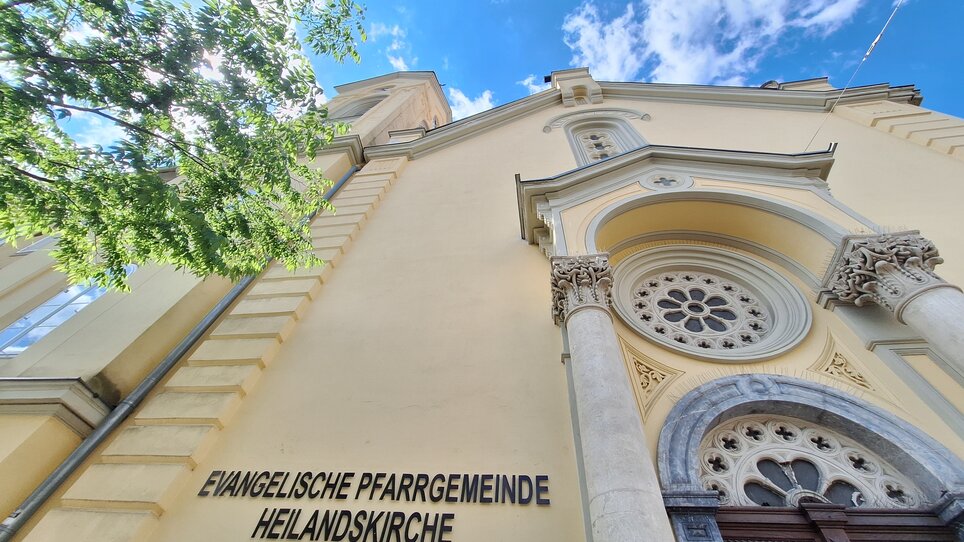 View of the Evangelical Heiland Church in Graz, with blue sky and trees. | © Graz Tourismus - Doris Pucher