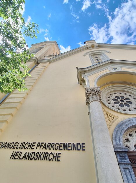 Ansicht der Evangelischen Heilandskirche in Graz, mit blauem Himmel und Bäumen. | © Graz Tourismus - Doris Pucher