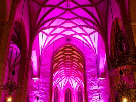 Interior view of the City Parish Church in Graz, lit in pink. | © Graz Tourismus-Harry Schiffer