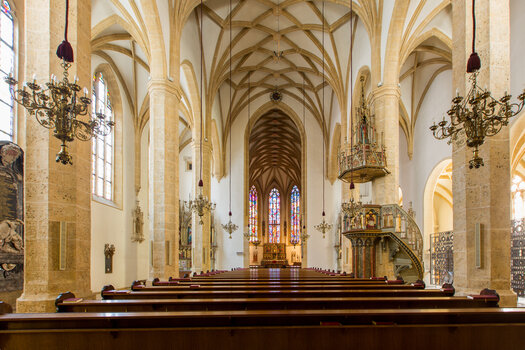 Innenansicht der Stadtpfarrkirche in Graz mit Kirchenbänken. | © Graz Tourismus - Harry Schiffer