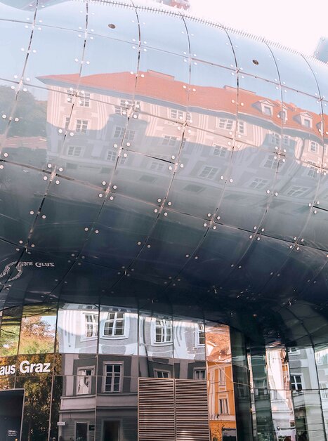 Das Kunsthaus Graz spiegelt die Altstadt wider. | © Janet Newenham_Journalist on the Run