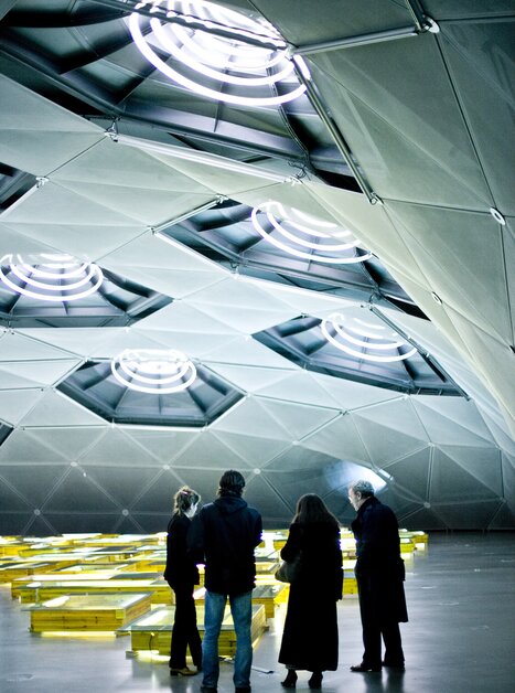 Innenansicht des Kunsthaus Graz mit Besuchern. | © Graz Tourismus - Harry Schiffer