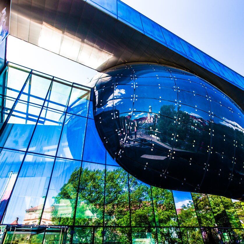 Kunsthaus Graz | © Graz Tourismus - Harry Schiffer Modernes Gebäude in Graz mit reflektierender Fassade. | © Graz Tourismus - Harry Schiffer