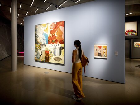 Una persona osserva opere d'arte al Kunsthaus Graz. | © Graz Tourismus - Tom Lamm
