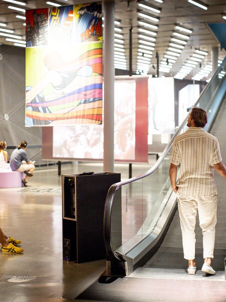 Visitatori al Kunsthaus Graz, con arte moderna ed elementi interattivi. | © Graz Tourismus - Tom Lamm