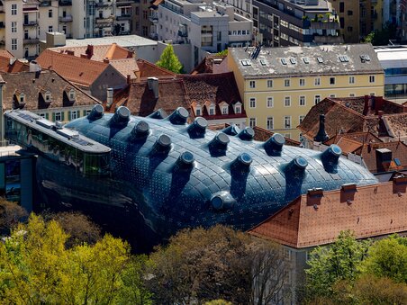 Vista dallo Schlossberg sul Kunsthaus di Graz | © Graz Tourismus - Harry Schiffer