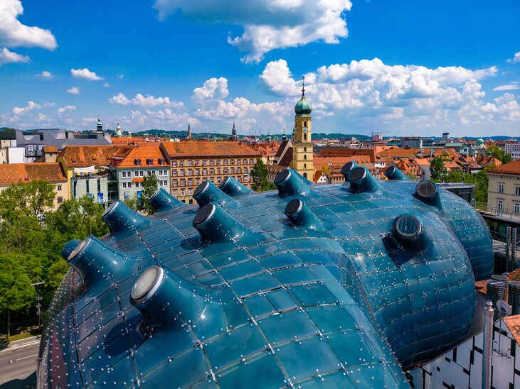 Kunsthaus Graz mit Blick über Graz  | © Graz Tourismus - Harry Schiffer
