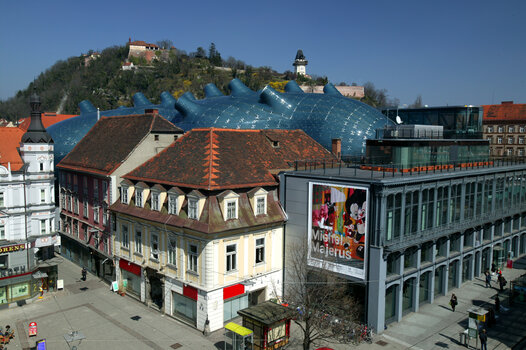 Blick auf das Kunsthaus Graz und den Grazer Uhrturm. | © Graz Tourismus - Harry Schiffer