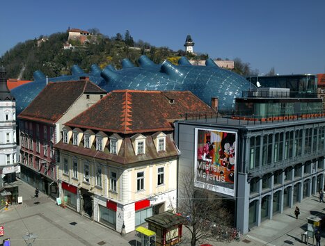 View of Kunsthaus Graz and the Graz Clock Tower. | © Graz Tourismus - Harry Schiffer