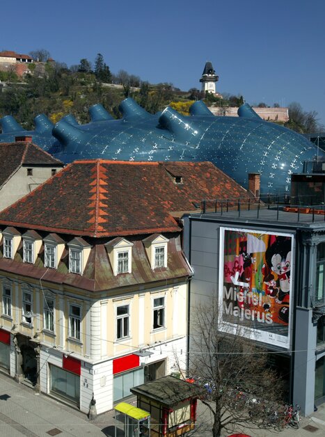 Vista del Kunsthaus Graz e della Torre dell'Orologio di Graz. | © Graz Tourismus - Harry Schiffer