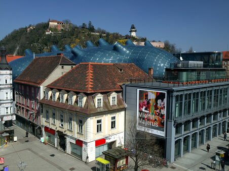 Vista del Kunsthaus Graz e della Torre dell'Orologio di Graz. | © Graz Tourismus - Harry Schiffer
