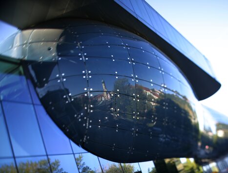Il Kunsthaus di Graz con una facciata riflettente. | © Graz Tourismus - Harry Schiffer
