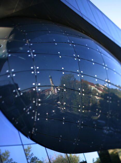 Das Kunsthaus Graz mit spiegelnder Fassade. | © Graz Tourismus - Harry Schiffer