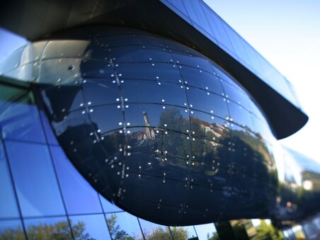 Il Kunsthaus di Graz con una facciata riflettente. | © Graz Tourismus - Harry Schiffer