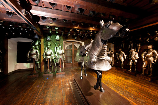 The interior of the armoury with armours and horse armour. | © Graz Tourismus - Harry Schiffer