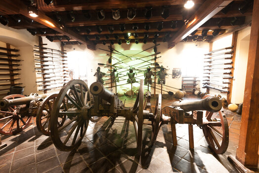 Interior of the armoury featuring cannons and suits of armor. | © Graz Tourismus - Harry Schiffer