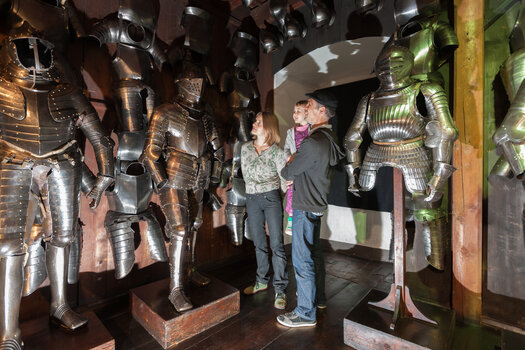 Family views armors in the Armoury in Graz. | © Graz Tourismus - Harry Schiffer