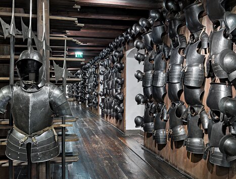 Eine Sammlung von Rüstungen im Landeszeughaus in Graz. | © Universalmuseum Joanneum - N. Lackner