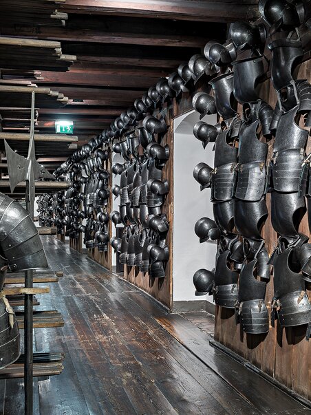 A collection of armors in the armoury in Graz. | © Universalmuseum Joanneum - N. Lackner
