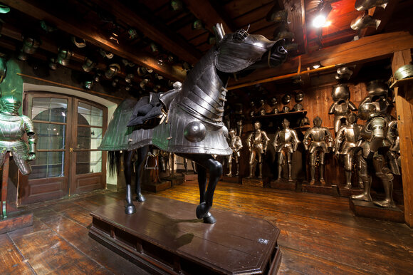 L'Armeria di Graz espone un’armatura per cavallo. | © Graz Tourismus - Harry Schiffer