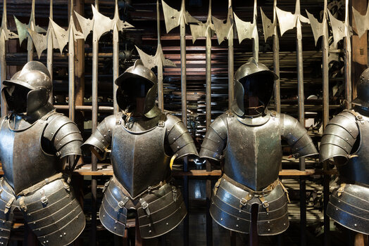 Historical armors in the Armoury in Graz. | © Graz Tourismus - Harry Schiffer