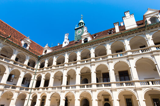 Der Landhaushof in Graz mit beeindruckender Architektur und einem blauen Himmel. | © Graz Tourismus - Harry Schiffer