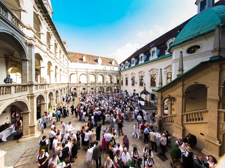 A large crowd gathered in the Landhaus Courtyard in Graz. | © Graz Tourismus - Harry Schiffer