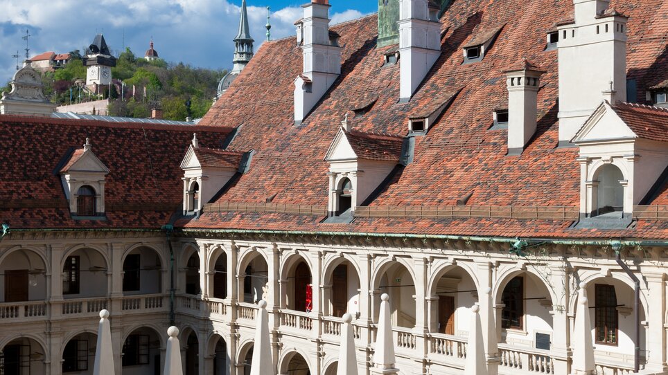 Der Landhaushof in Graz mit dem Grazer Uhrturm im Hintergrund. | © Graz Tourismus - Harry Schiffer