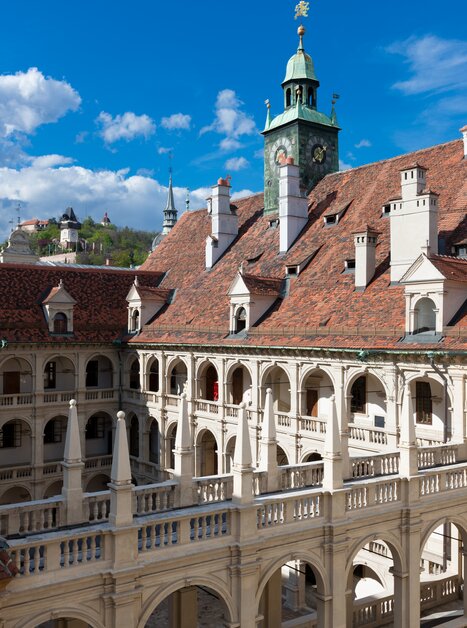 Der Landhaushof in Graz mit dem Grazer Uhrturm im Hintergrund. | © Graz Tourismus - Harry Schiffer
