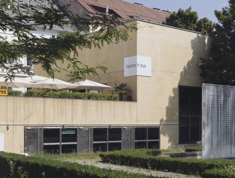 La Casa della Letteratura a Graz, un edificio moderno con caffè e terrazza. | © Clara Wildberger